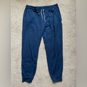 Vuori Performance Jogger in Blue Navy
